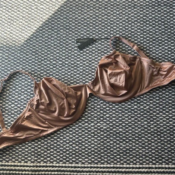 NWT SKIMS Stretch Satin Unlined Underwire Bra - Picture 7 of 7